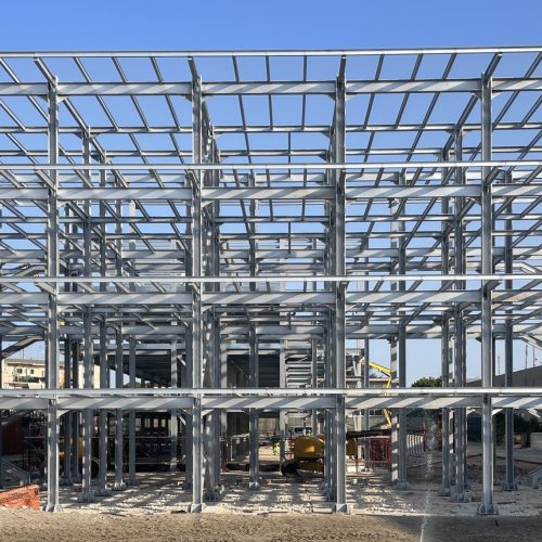 montaggio strutture metalliche edificio ultimato vista esterna
