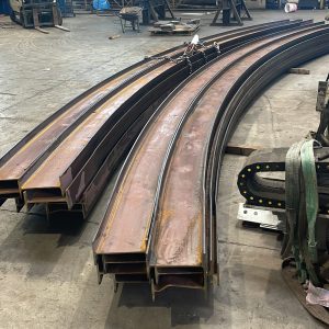 Travi curvate in carpenteria metallica per copertura opificio industriale