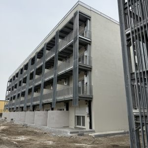 montaggio strutture metalliche facciata edificio in acciaio