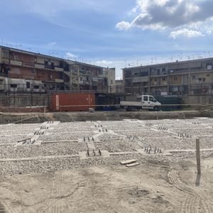 cantiere montaggio strutture metalliche preparazione area di lavoro