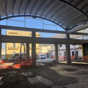 Vista interna della copertura finita con struttura metallica e lamiere