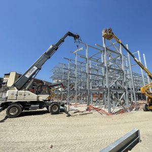 montaggio strutture metalliche con mezzi di sollevamento in azione
