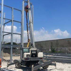 montaggio strutture metalliche con autogru e operatore in quota
