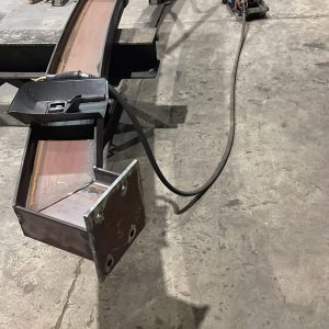 Dettaglio di trave curva in acciaio lavorata in officina