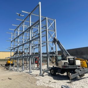 montaggio strutture metalliche con pilastri in acciaio in fase di installazione