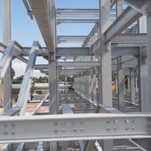 dettaglio montaggio strutture metalliche travi e collegamenti bullonati