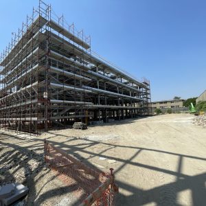 montaggio strutture metalliche edificio pubblico con ponteggi