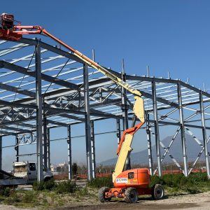 facciata con operatore haulotte di opificio industriale